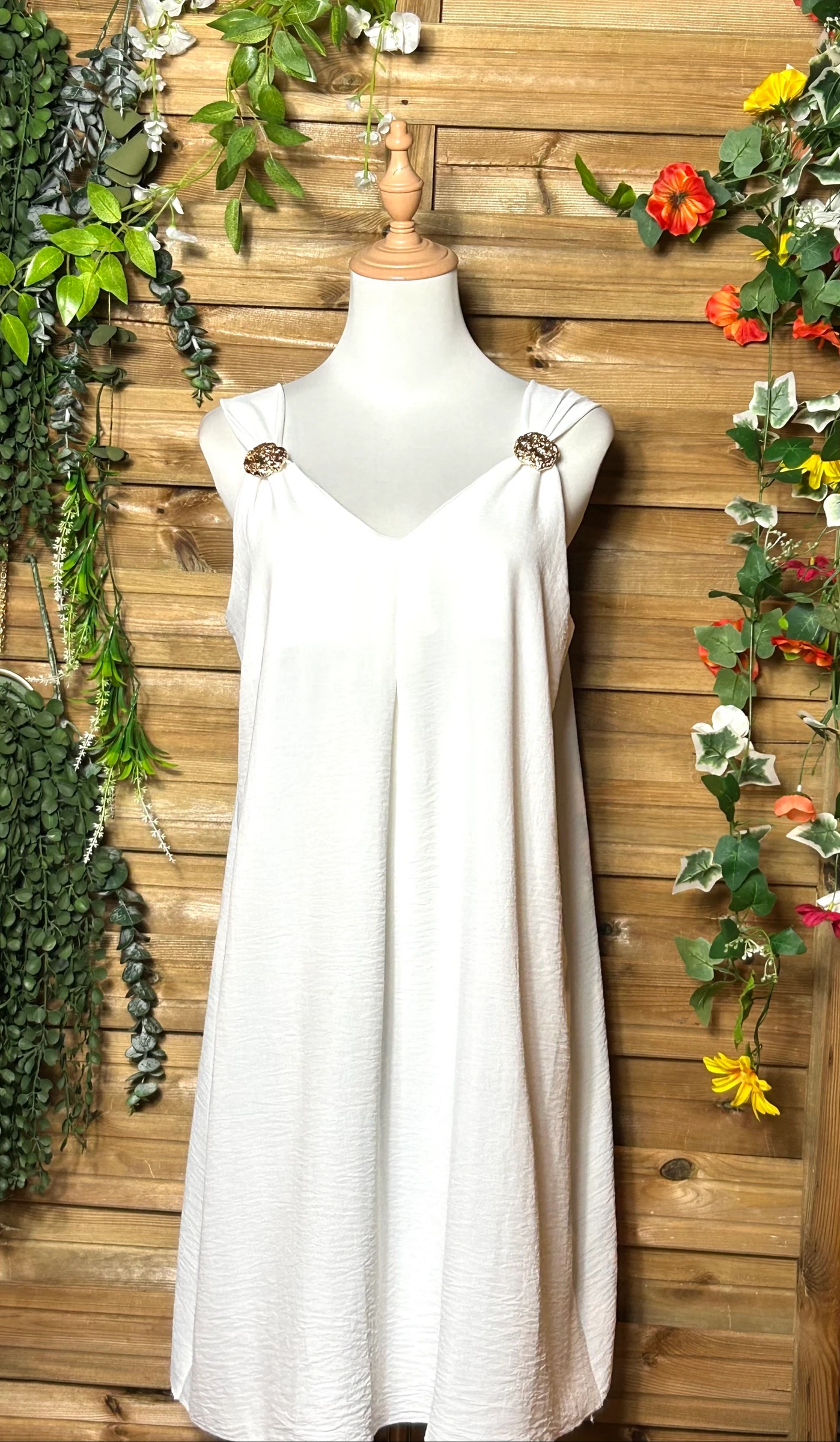 Vestido blanco broches joya 